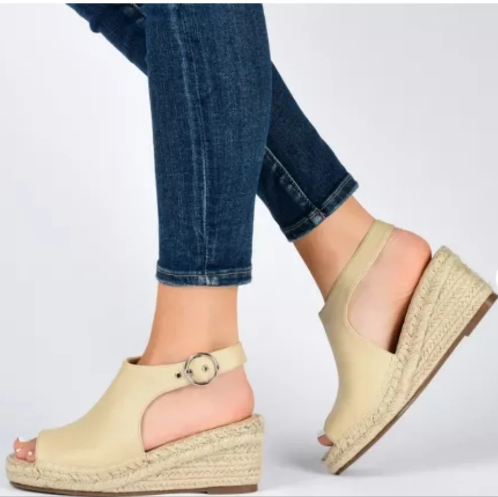 Journee Collection step out